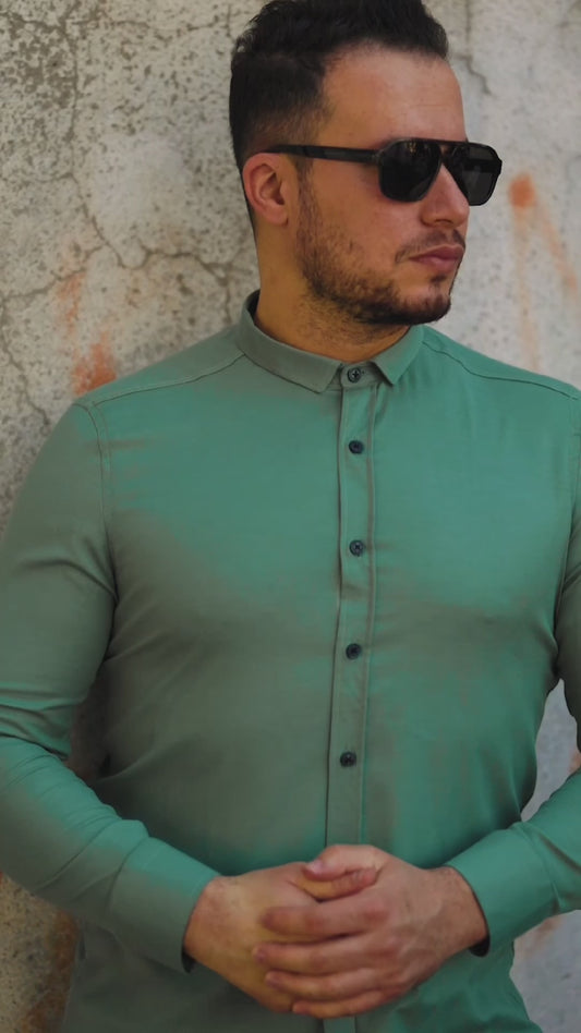 Чоловіча сорочка у стилі слим-фіт з дизайнерським міні-комірцем виконана у приглушеному зеленому кольорі на ґудзиках Rubaska M L XL 3XL 33-211-602