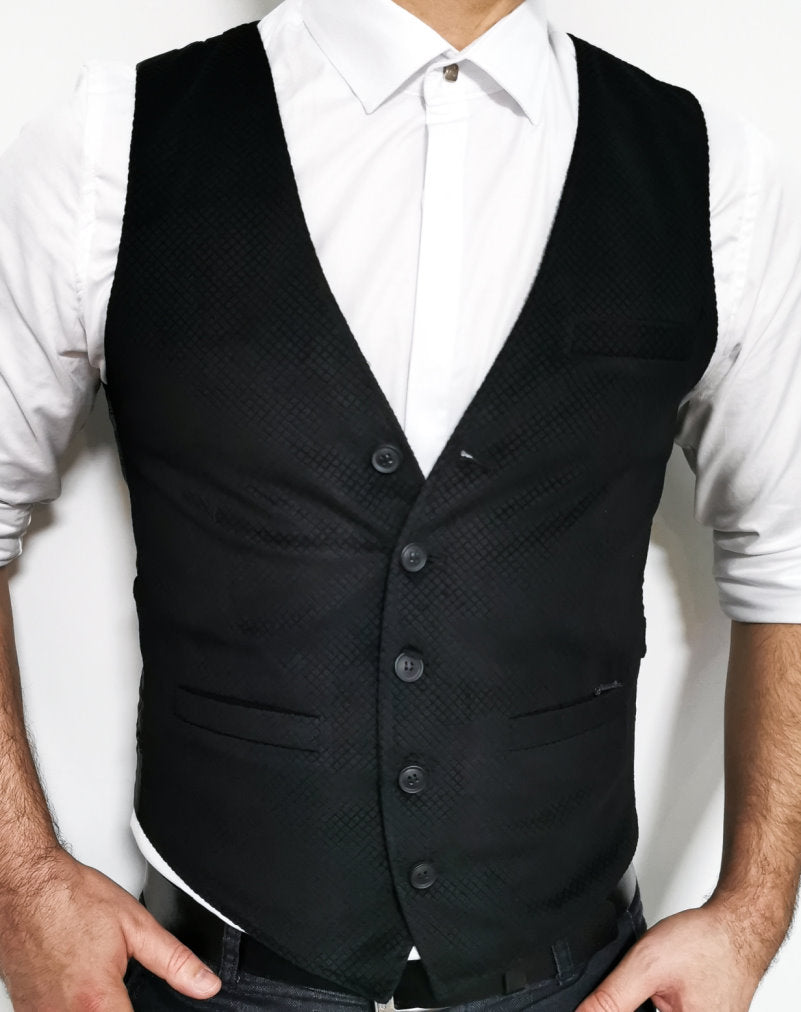 Чорний вельветовий жилет з мікро орнаментом по тканині S 80-J1-042